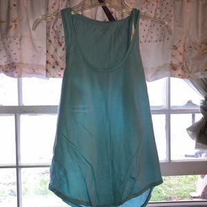 SET OF 3️⃣ tank tops!